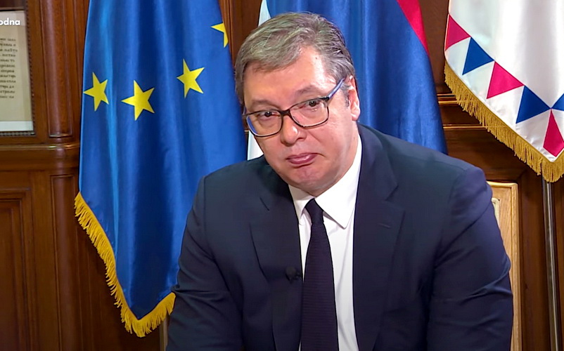 Populistički predsednik države Aleksandar Vučić neprijateljski dočekan od desničarske opozicije koja ga je optužila za izdaju zemlje