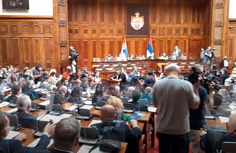 Opoziciona stranka u Skupštini Srbije tvrdi da se u Srebrenici dogodio genocid
