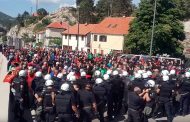 Dramatične slike iz Crne Gore: Žestoki sukobi, hapšenja, veliki broj povređenih – A sve zbog ustoličenja srpskog mitropolita – VIDEO