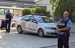 Srbi pokušali da uđu u opštinu Kosovska Mitrovica, na svoja radna mesta – sprečila ih tzv. policija