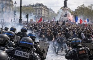 Francuska na nogama: 100.000 demonstranata, policija sprema šok-bombe!